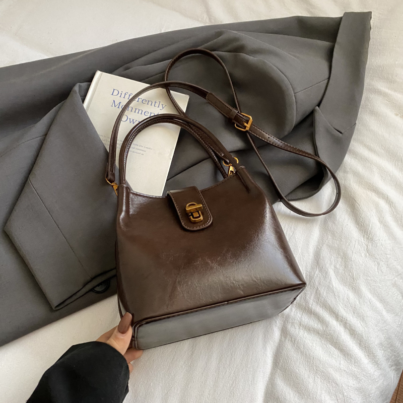 Ženska bucket torba u stilu light luxury, s retro teksturom, jednostavan dizajn, svestrana za rameni ili crossbody, 26 novih modela, proljeće 2026