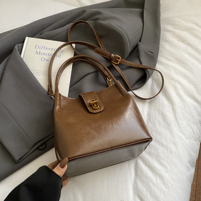 Ženska bucket torba u stilu light luxury, s retro teksturom, jednostavan dizajn, svestrana za rameni ili crossbody, 26 novih modela, proljeće 2026