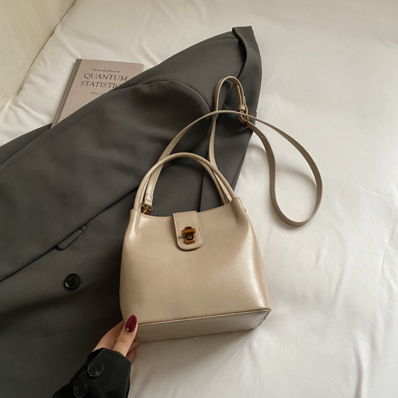 Ženska bucket torba u stilu light luxury, s retro teksturom, jednostavan dizajn, svestrana za rameni ili crossbody, 26 novih modela, proljeće 2026
