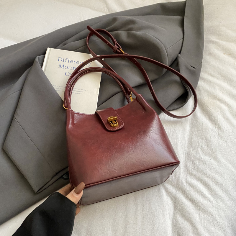 Ženska bucket torba u stilu light luxury, s retro teksturom, jednostavan dizajn, svestrana za rameni ili crossbody, 26 novih modela, proljeće 2026