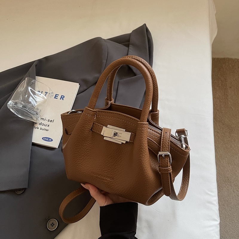 Női koreai stílusú bucket táska öv díszítéssel, 2026 téli modell, váll- és crossbody kivitel