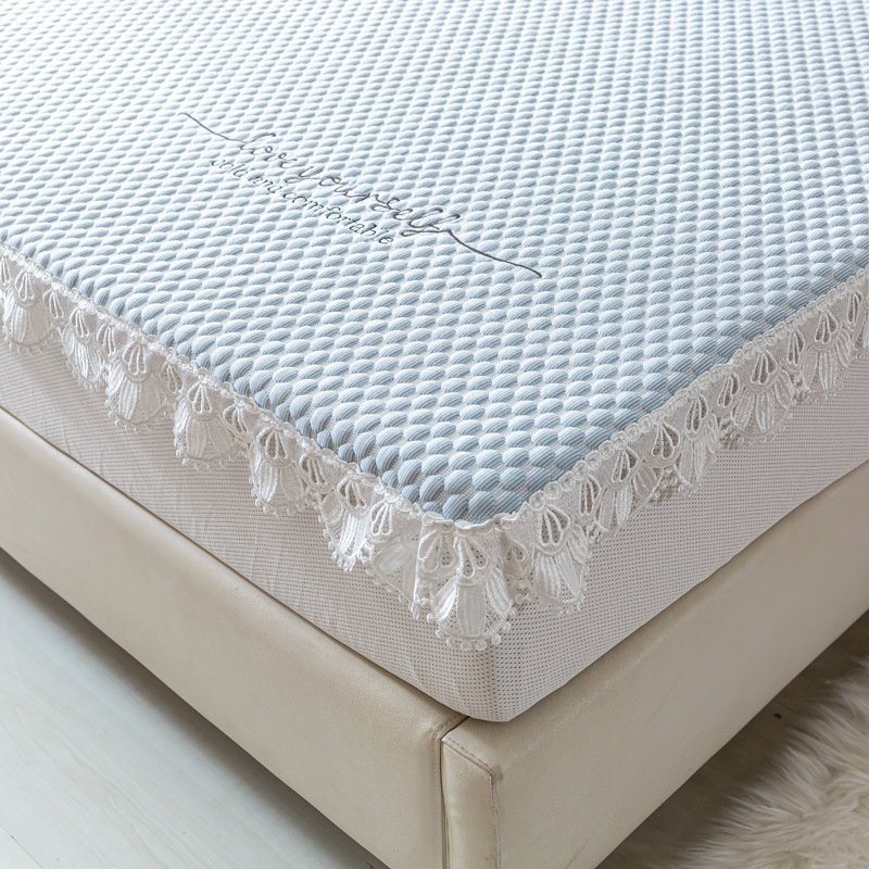 Set de pat din mătase de gheață cu margine dantelată – trei piese: cearșaf cu elastic, cearșaf de pat și protecție pentru saltea