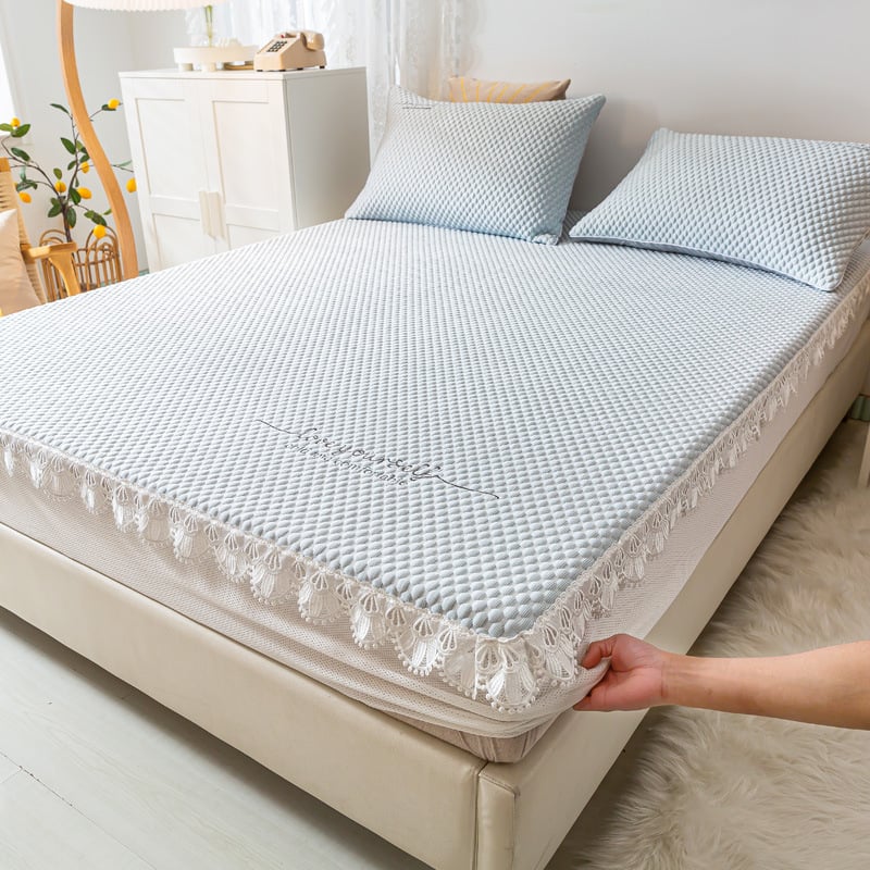 Set de pat din mătase de gheață cu margine dantelată – trei piese: cearșaf cu elastic, cearșaf de pat și protecție pentru saltea