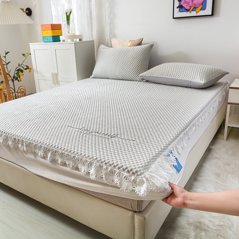 Set de pat din mătase de gheață cu margine dantelată – trei piese: cearșaf cu elastic, cearșaf de pat și protecție pentru saltea