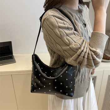 Torbica preko ramena s nitima – vintage tekstura, oblik knedle, crossbody, 2026