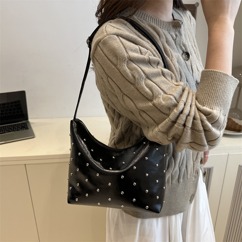 Torbica preko ramena s nitima – vintage tekstura, oblik knedle, crossbody, 2026