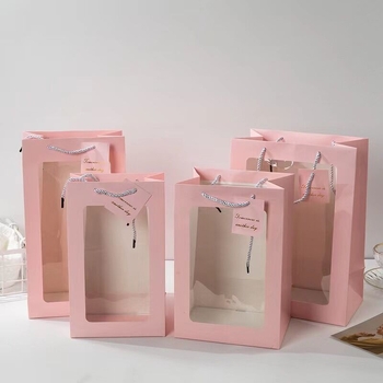 Geantă de cadouri din hârtie cu fereastră transparentă, mâner, bază pătrată, carton alb; ambalaj general. Disponibilă în negru, roz, roșu și alb (design vertical)