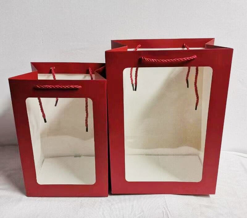 Geantă de cadouri din hârtie cu fereastră transparentă, mâner, bază pătrată, carton alb; ambalaj general. Disponibilă în negru, roz, roșu și alb (design vertical)