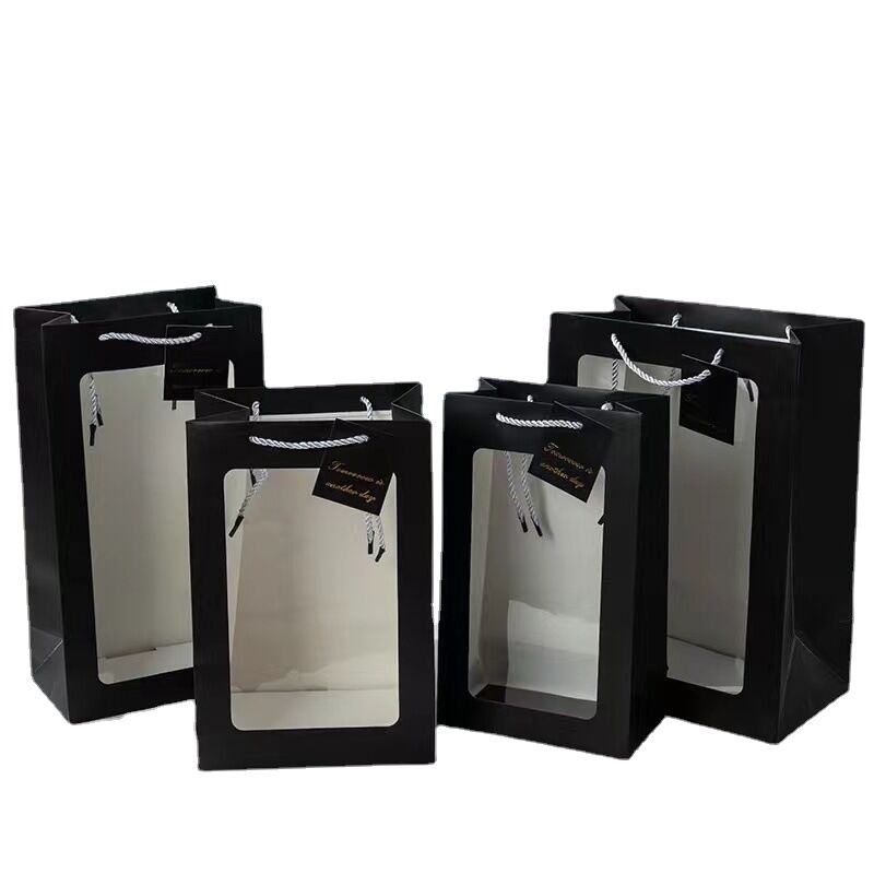 Geantă de cadouri din hârtie cu fereastră transparentă, mâner, bază pătrată, carton alb; ambalaj general. Disponibilă în negru, roz, roșu și alb (design vertical)