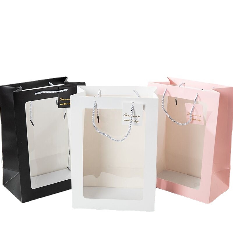 Geantă de cadouri din hârtie cu fereastră transparentă, mâner, bază pătrată, carton alb; ambalaj general. Disponibilă în negru, roz, roșu și alb (design vertical)