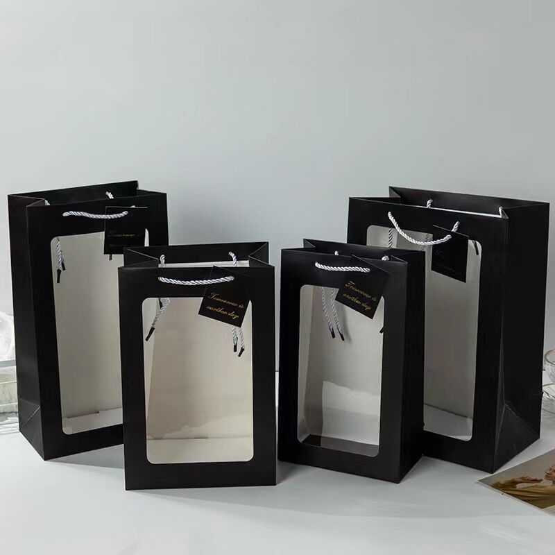 Geantă de cadouri din hârtie cu fereastră transparentă, mâner, bază pătrată, carton alb; ambalaj general. Disponibilă în negru, roz, roșu și alb (design vertical)