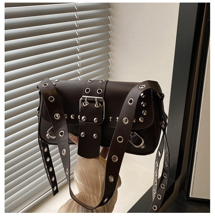 2025 nova teksturirana torba preko ramena / crossbody s rivetima, moderan moto stil, baguette oblik, ženska torba