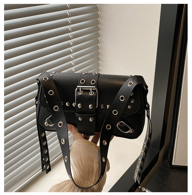 2025 nova teksturirana torba preko ramena / crossbody s rivetima, moderan moto stil, baguette oblik, ženska torba