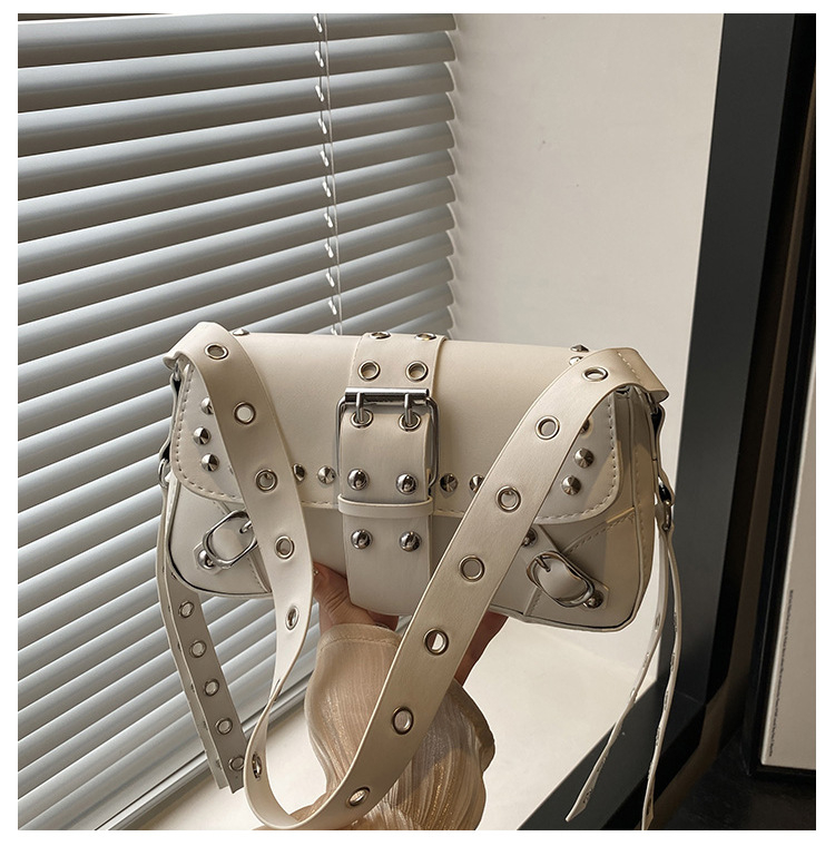 2025 nova teksturirana torba preko ramena / crossbody s rivetima, moderan moto stil, baguette oblik, ženska torba