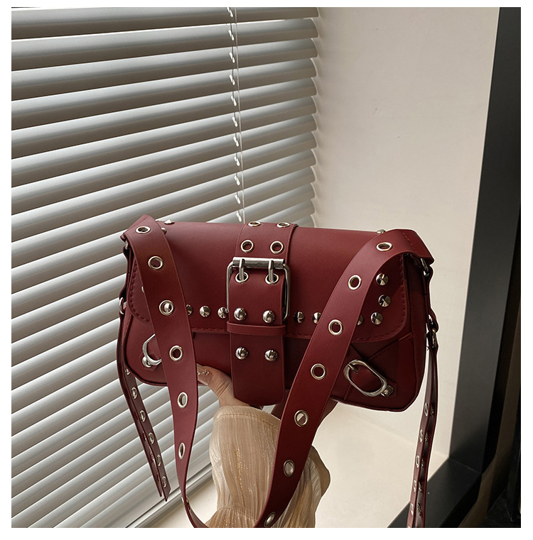 2025 nova teksturirana torba preko ramena / crossbody s rivetima, moderan moto stil, baguette oblik, ženska torba