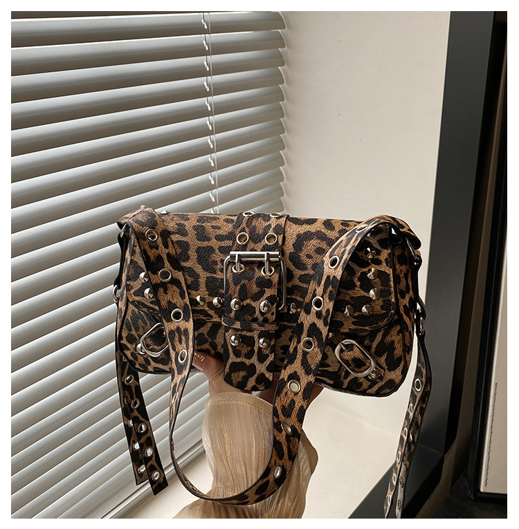 2025 nova teksturirana torba preko ramena / crossbody s rivetima, moderan moto stil, baguette oblik, ženska torba