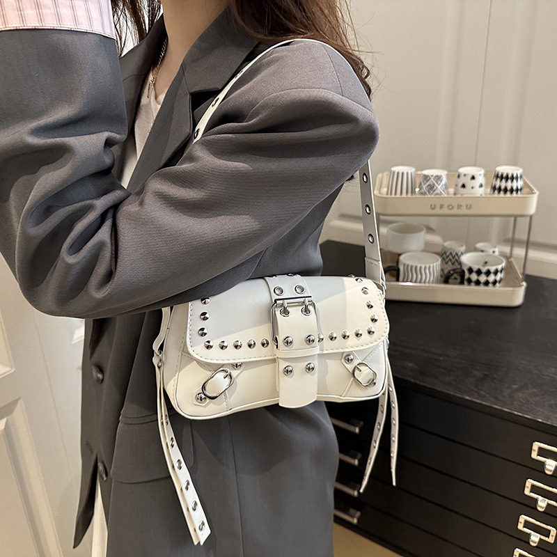 2025 nova teksturirana torba preko ramena / crossbody s rivetima, moderan moto stil, baguette oblik, ženska torba