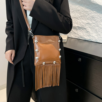 PU kožna torba s metalnim zakovicama, resice, crossbody, vertikalni kvadratni oblik, minimalistički dizajn