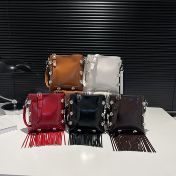PU kožna torba s metalnim zakovicama, resice, crossbody, vertikalni kvadratni oblik, minimalistički dizajn