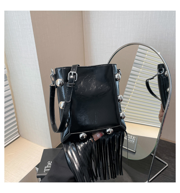 PU kožna torba s metalnim zakovicama, resice, crossbody, vertikalni kvadratni oblik, minimalistički dizajn