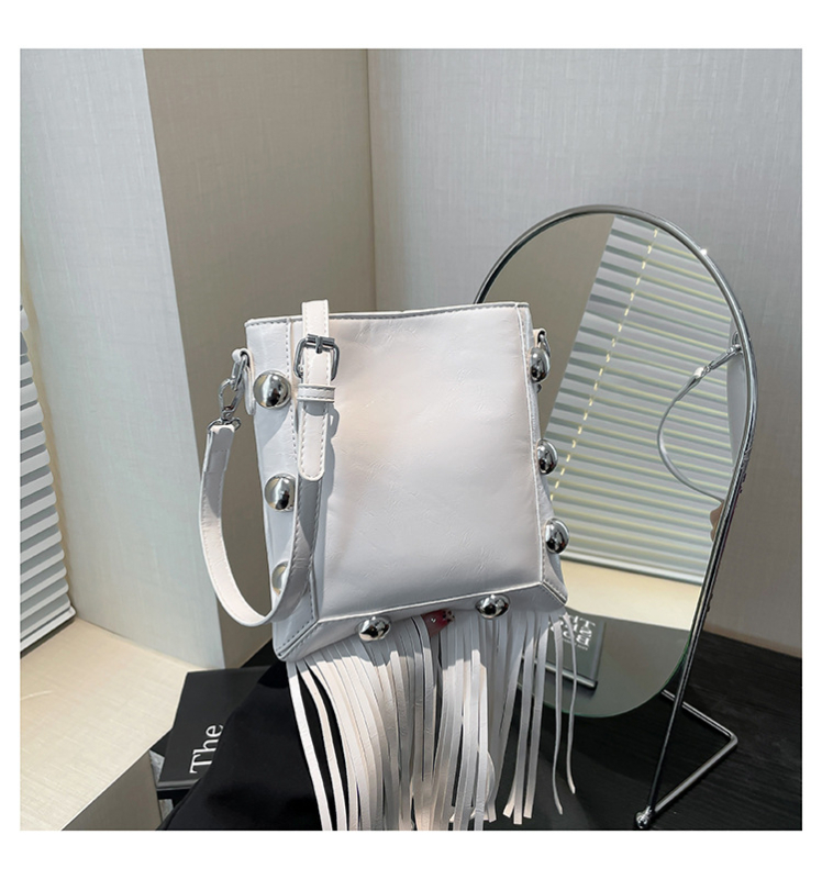 PU kožna torba s metalnim zakovicama, resice, crossbody, vertikalni kvadratni oblik, minimalistički dizajn