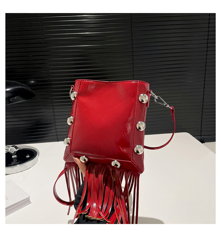 PU kožna torba s metalnim zakovicama, resice, crossbody, vertikalni kvadratni oblik, minimalistički dizajn