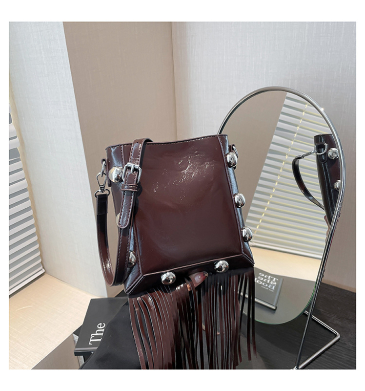 PU kožna torba s metalnim zakovicama, resice, crossbody, vertikalni kvadratni oblik, minimalistički dizajn