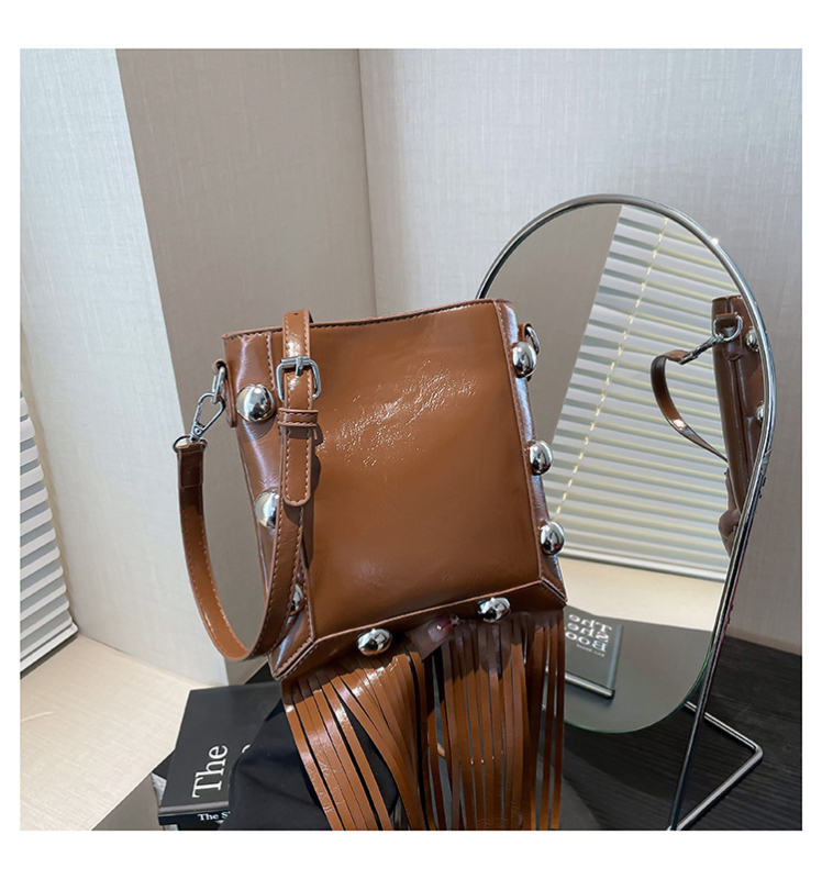 PU kožna torba s metalnim zakovicama, resice, crossbody, vertikalni kvadratni oblik, minimalistički dizajn