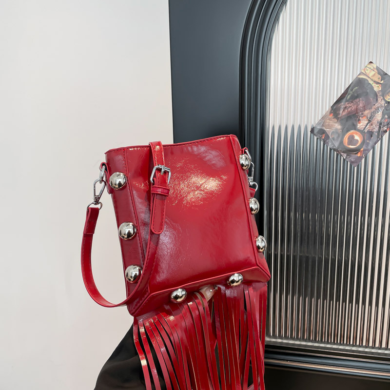 PU kožna torba s metalnim zakovicama, resice, crossbody, vertikalni kvadratni oblik, minimalistički dizajn