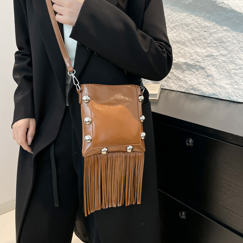PU kožna torba s metalnim zakovicama, resice, crossbody, vertikalni kvadratni oblik, minimalistički dizajn