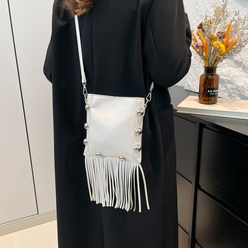 PU kožna torba s metalnim zakovicama, resice, crossbody, vertikalni kvadratni oblik, minimalistički dizajn