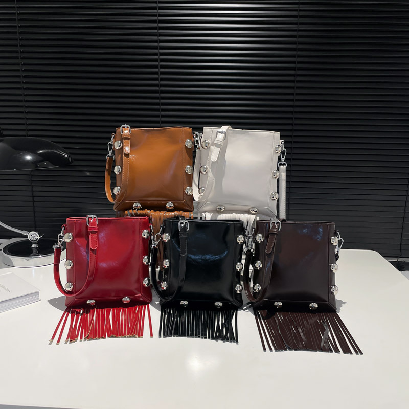 PU kožna torba s metalnim zakovicama, resice, crossbody, vertikalni kvadratni oblik, minimalistički dizajn