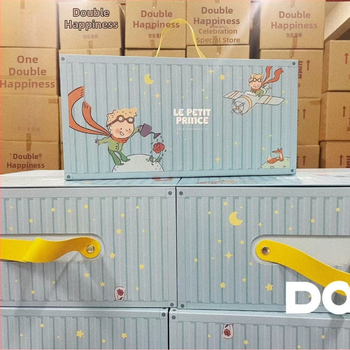 Štvorec darčekovej krabičky z papiera s karikatúrnym dizajnom pre znamenie had; vhodná na narodeniny, oslavu splnu a 100 dní; prázdna krabička.