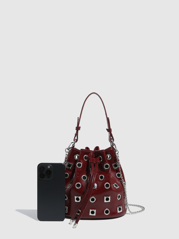 PU bucket torba s rivet detaljima i prorezima u punk stilu, podesivi remen za crossbody, ženska svakodnevna moda