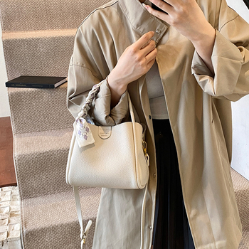 Ženska bucket bag s dojmom luksuza, teksturirana jednobojna, svakodnevna upotreba, gradski stil, jesen-zima 2024