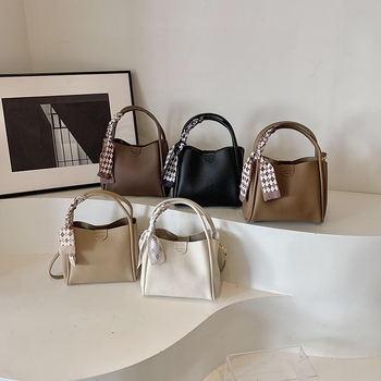 Ženska bucket bag s dojmom luksuza, teksturirana jednobojna, svakodnevna upotreba, gradski stil, jesen-zima 2024