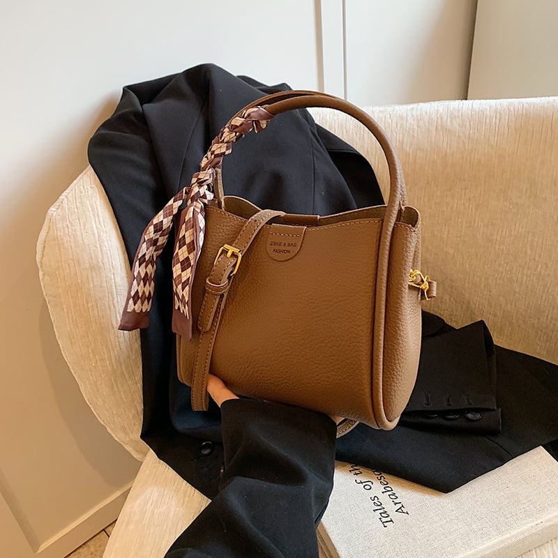 Ženska bucket bag s dojmom luksuza, teksturirana jednobojna, svakodnevna upotreba, gradski stil, jesen-zima 2024