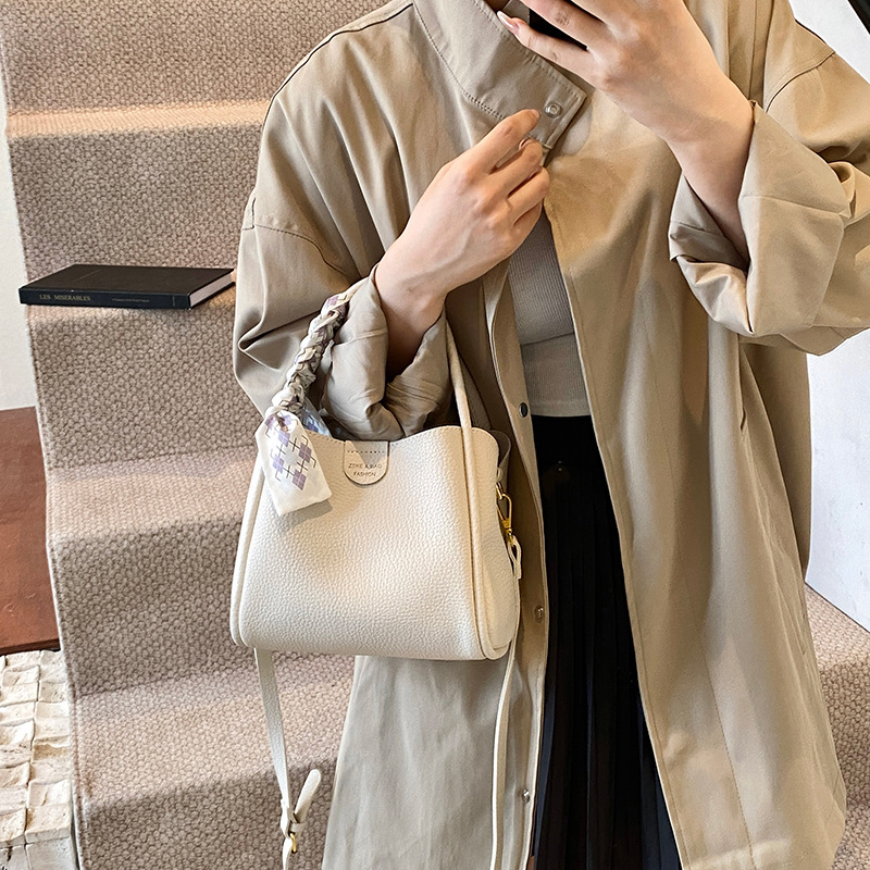 Ženska bucket bag s dojmom luksuza, teksturirana jednobojna, svakodnevna upotreba, gradski stil, jesen-zima 2024