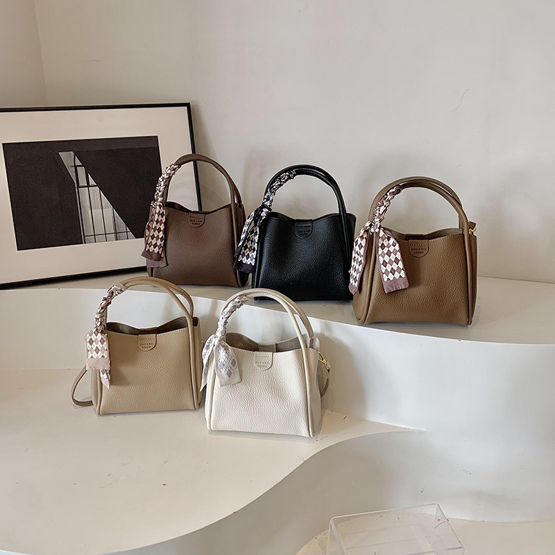 Ženska bucket bag s dojmom luksuza, teksturirana jednobojna, svakodnevna upotreba, gradski stil, jesen-zima 2024