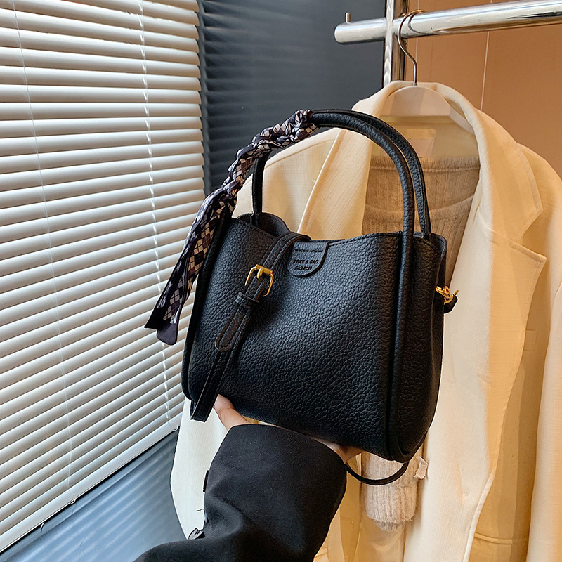 Ženska bucket bag s dojmom luksuza, teksturirana jednobojna, svakodnevna upotreba, gradski stil, jesen-zima 2024