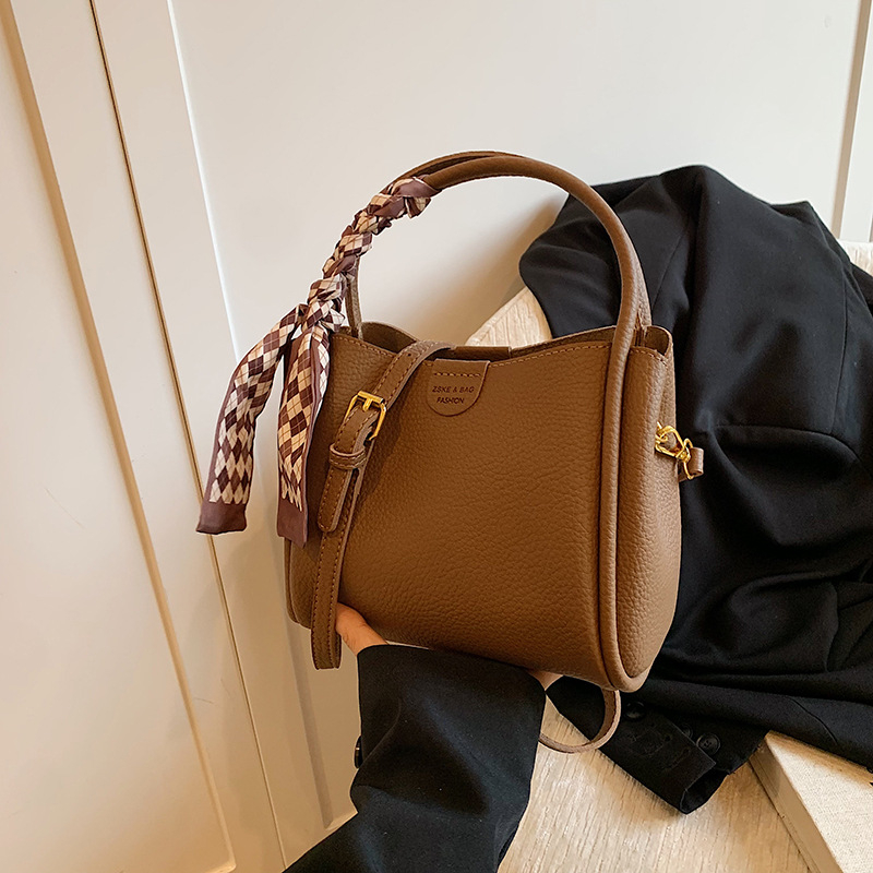 Ženska bucket bag s dojmom luksuza, teksturirana jednobojna, svakodnevna upotreba, gradski stil, jesen-zima 2024
