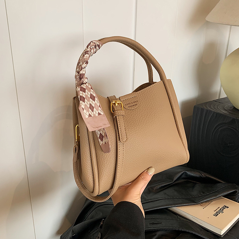 Ženska bucket bag s dojmom luksuza, teksturirana jednobojna, svakodnevna upotreba, gradski stil, jesen-zima 2024