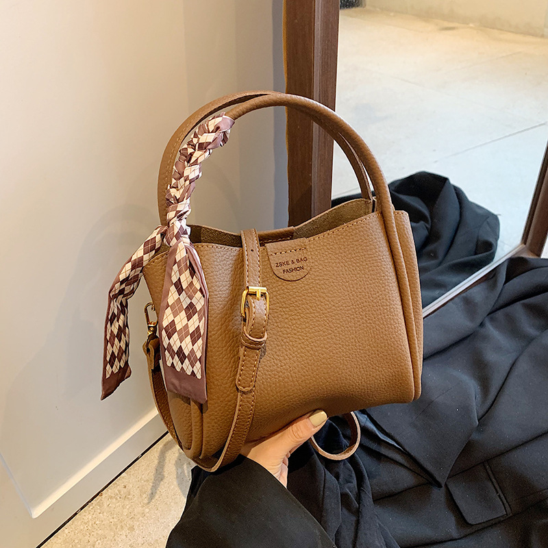 Ženska bucket bag s dojmom luksuza, teksturirana jednobojna, svakodnevna upotreba, gradski stil, jesen-zima 2024