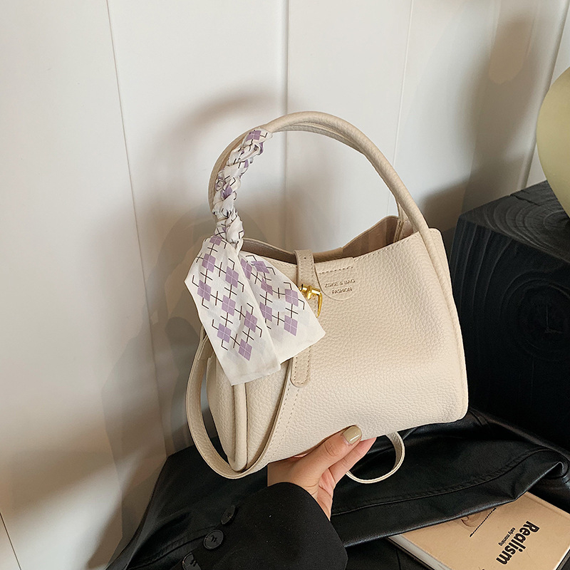 Ženska bucket bag s dojmom luksuza, teksturirana jednobojna, svakodnevna upotreba, gradski stil, jesen-zima 2024