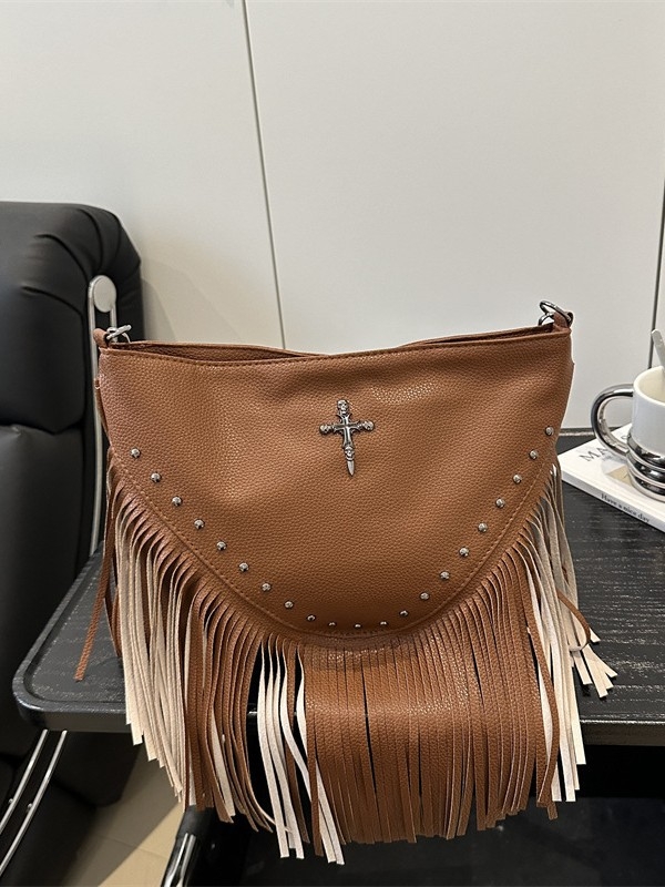Ženska PU kožna crossbody torba s rivetima i resicama, jesen 2025