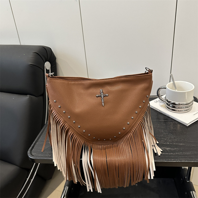 Ženska PU kožna crossbody torba s rivetima i resicama, jesen 2025