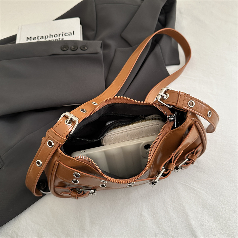 PU torbica s rivetima za pazuh, crossbody za žene, proljeće 2025 – minimalistički dizajn