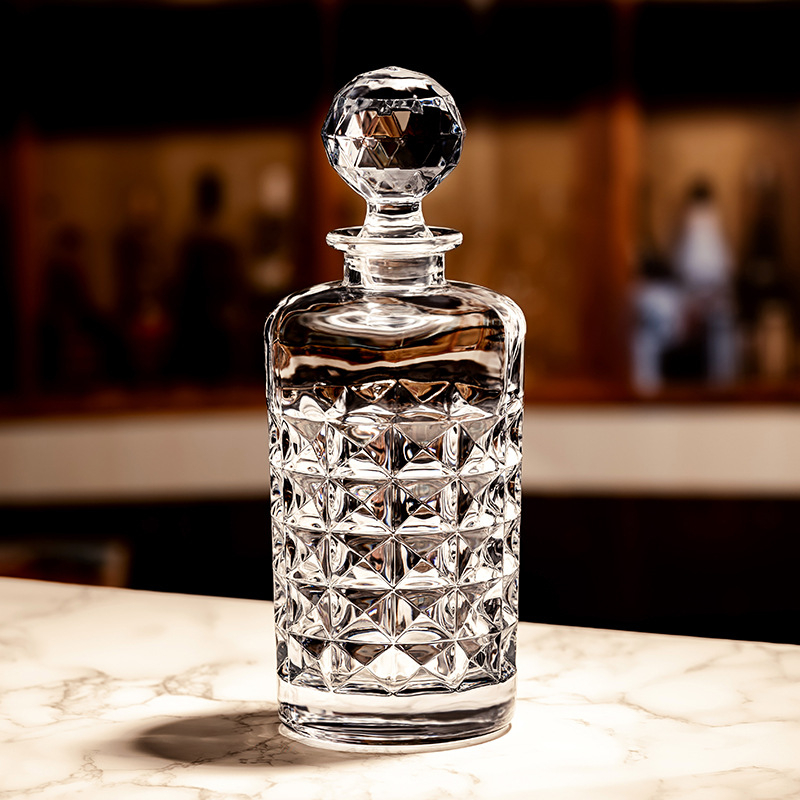 Sticlă de whisky în stil european din cristal, cu decantor și spațiu de depozitare
