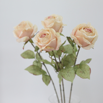 Buchet de trandafiri artificiali pentru decor interior — sufragerie, masă de dining și hol