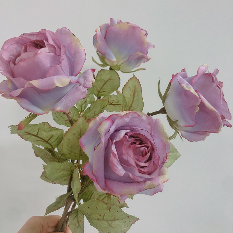Buchet de trandafiri artificiali pentru decor interior — sufragerie, masă de dining și hol